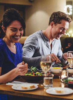 des clients mangent dans un restaurant